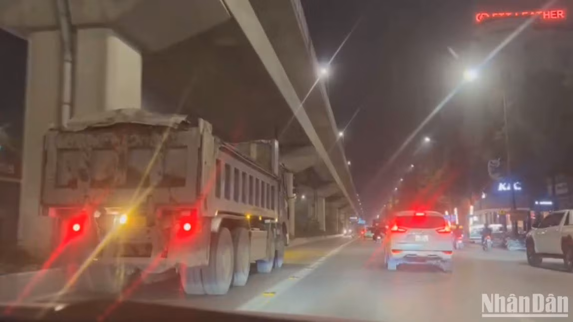 Nhiều xe tải di chuyển theo hướng Văn Phú đi ngã ba Ba La vượt ẩu, phóng nhanh, đi vào làn BRT. (Ảnh: LÊ ĐỨC) Nhiều xe tải di chuyển theo hướng Văn Phú đi ngã ba Ba La vượt ẩu, phóng nhanh, đi vào làn BRT. (Ảnh: LÊ ĐỨC)