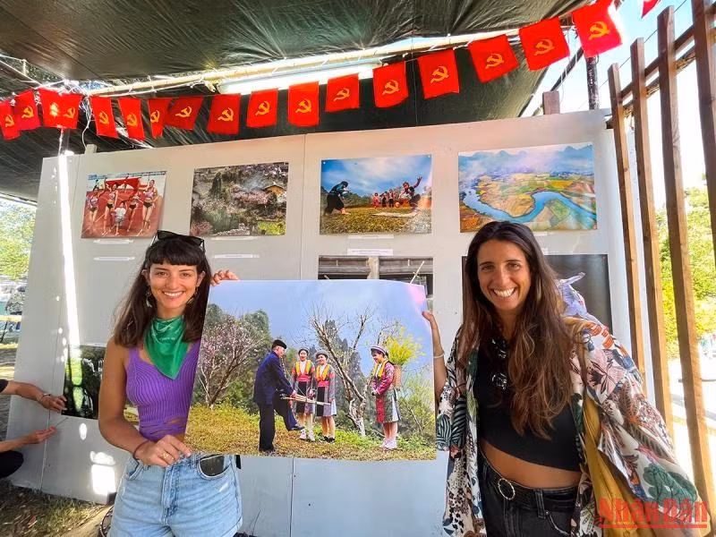 Mariana Melo (trái) cùng bạn đã tới Việt Nam năm 2019, rất vui khi thấy những hình ảnh gợi nhớ chuyến du lịch có nhiều trải nghiệm thật ấn tượng. Hai bạn cho rằng đất nước Việt Nam rất hấp dẫn, con người thân thiện, thiên nhiên tươi đẹp, do vậy nhất định sẽ trở lại thăm vào năm tới. Mariana Melo (trái) cùng bạn đã tới Việt Nam năm 2019, rất vui khi thấy những hình ảnh gợi nhớ chuyến du lịch có nhiều trải nghiệm thật ấn tượng. Hai bạn cho rằng đất nước Việt Nam rất hấp dẫn, con người thân thiện, thiên nhiên tươi đẹp, do vậy nhất định sẽ trở lại thăm vào năm tới.