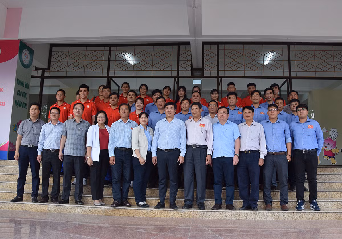Bí thư Tỉnh ủy Đồng Tháp và đoàn chúc Tết chụp ảnh lưu niệm với các vận động viên, huấn luyện viên Đồng Tháp.