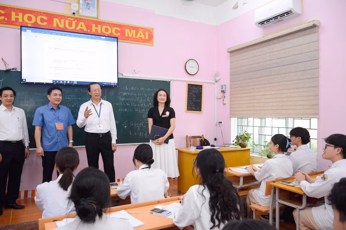 Thứ trưởng Giáo dục và Đào tạo Phạm Ngọc Thưởng động viên các thí sinh đang ôn tập "nước rút", chuẩn bị cho Kỳ thi tốt nghiệp trung học phổ thông 2024 tại Vĩnh Phúc. Thứ trưởng Giáo dục và Đào tạo Phạm Ngọc Thưởng động viên các thí sinh đang ôn tập "nước rút", chuẩn bị cho Kỳ thi tốt nghiệp trung học phổ thông 2024 tại Vĩnh Phúc.
