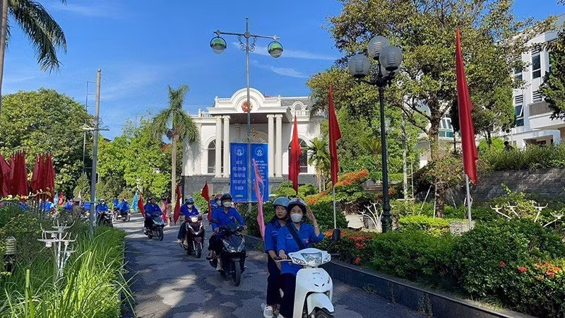 Lực lượng đoàn viên, thanh niên tham gia diễu hành kỷ niệm Ngày Dân số Thế giới 11/7.