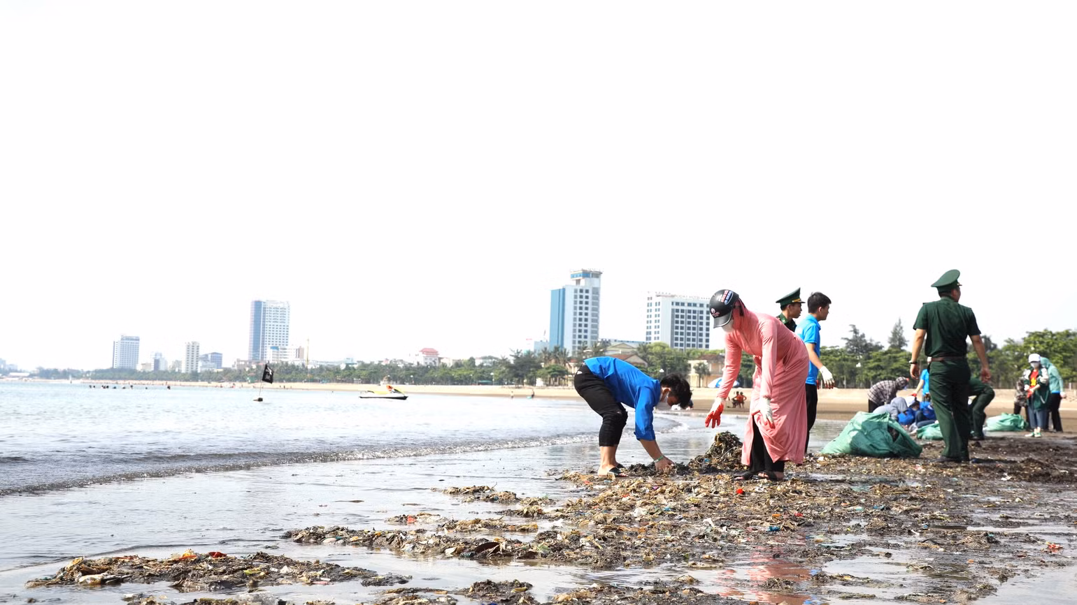 Lực lượng vũ trang, đoàn thanh niên, người dân thu gom rác thải tại bãi biển Cửa Lò (Nghệ An).