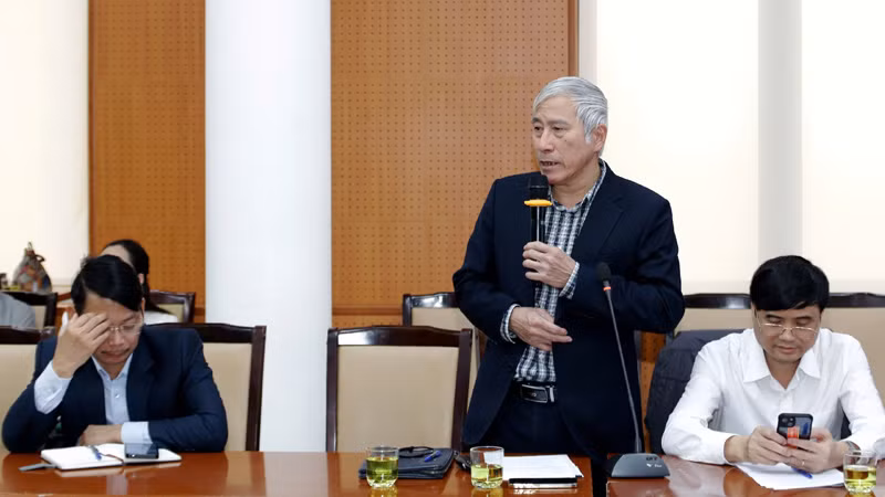 Phó Giám đốc Trung tâm Kiểm soát bệnh tật thành phố Hà Nội Khổng Minh Tuấn báo cáo tại hội nghị.