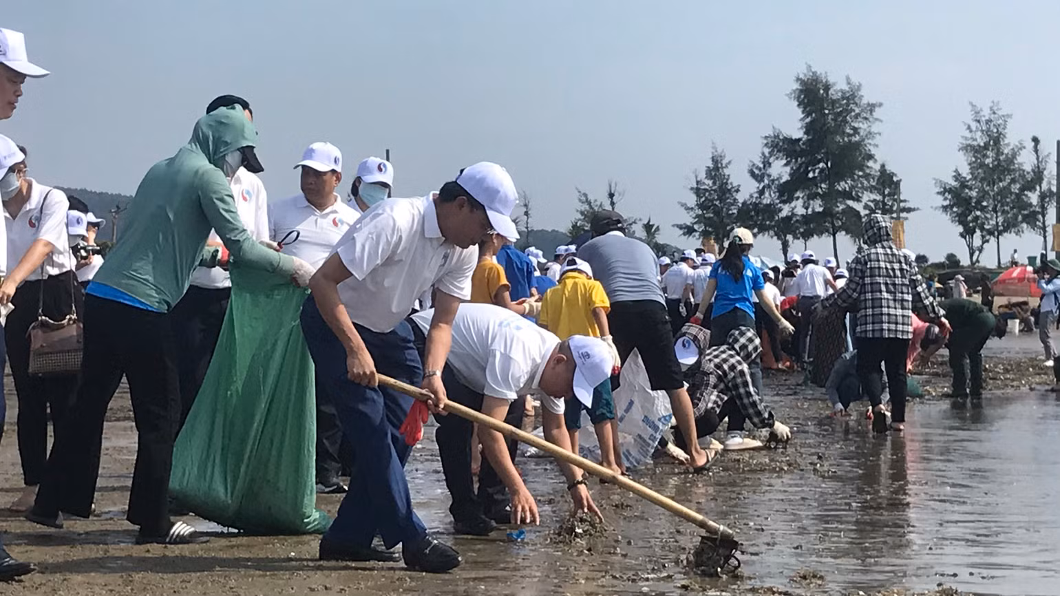 Các lượng tham gia thu gom rác thải trên bãi biển Cửa Lò