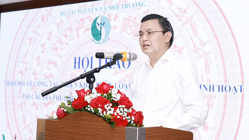Cục Trưởng Kiểm soát ô nhiễm môi trường Hoàng Văn Thức phát biểu ý kiến tại hội thảo.