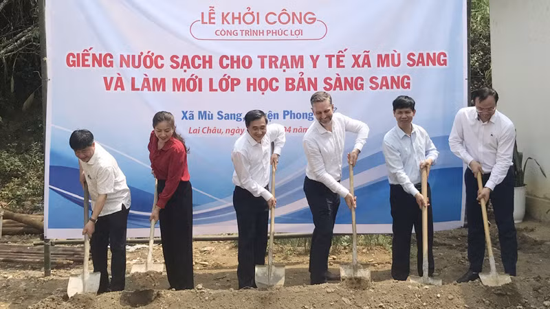 Các đại biểu khởi công giếng nước sạch cho Trạm Y tế xã Mù Sang. Các đại biểu khởi công giếng nước sạch cho Trạm Y tế xã Mù Sang.