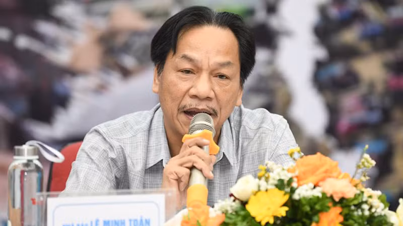 Nhà báo Lê Minh Toản, Phó Tổng biên tập Báo Tiền phong phát biểu tại buổi tọa đàm.