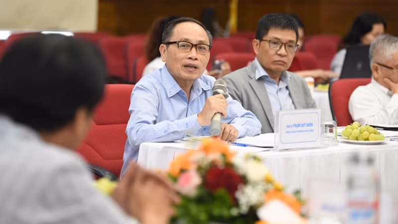 Các đại biểu trao đổi, thảo luận tại buổi tọa đàm.