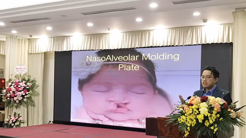 Các chuyên gia trao đổi, chia sẻ thông tin về điều trị khe hở môi-vòm miệng tại hội thảo.