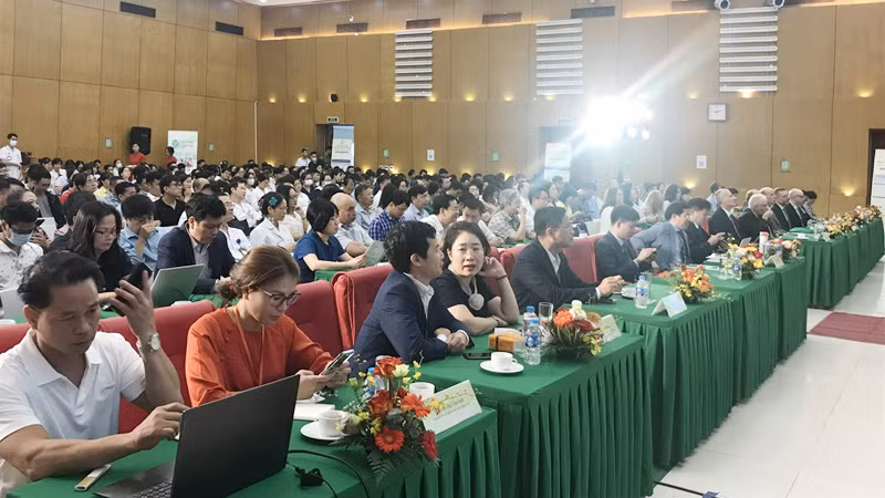 Các đại biểu trong và ngoài nước tham dự hội nghị. Các đại biểu trong và ngoài nước tham dự hội nghị.
