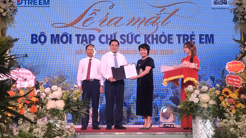 Đại diện Bộ Thông tin và Truyền thông trao Giấy phép hoạt động của Tạp chí Sức khỏe trẻ em.