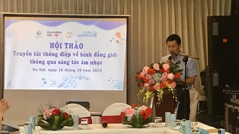 Ông Vũ Minh Lý, Phó Giám đốc Trung tâm Truyền thông tài nguyên và môi trường phát biểu ý kiến tại hội thảo Ông Vũ Minh Lý, Phó Giám đốc Trung tâm Truyền thông tài nguyên và môi trường phát biểu ý kiến tại hội thảo
