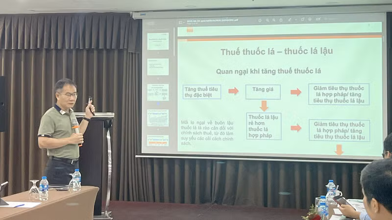 Diễn giả chia sẻ thông tin về chính sách thuế thuốc lá. Diễn giả chia sẻ thông tin về chính sách thuế thuốc lá.