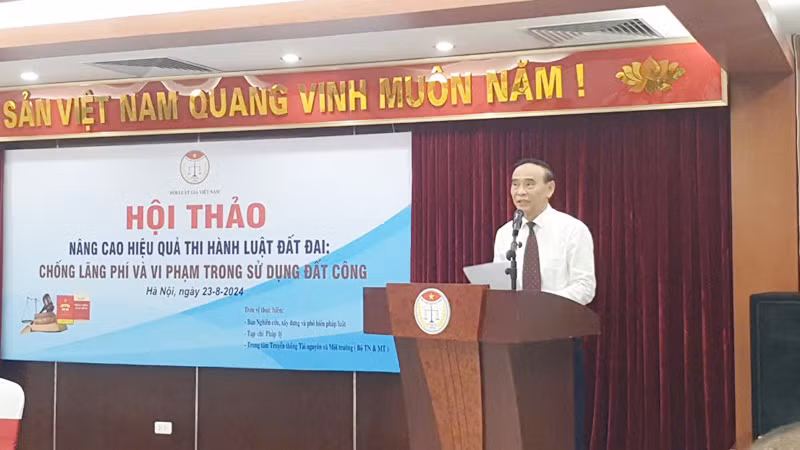 Chủ tịch Hội Luật gia Việt Nam, Tiến sĩ Nguyễn Văn Quyền phát biểu tại Hội thảo.
