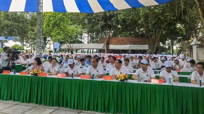 Các đại biểu và các tầng lớp nhân dân trên địa bàn tham dự Lễ phát động quốc gia Hưởng ứng Chiến dịch làm cho thế giới sạch hơn năm 2023