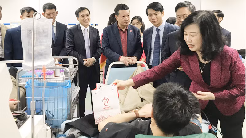 Bộ trưởng Y tế Đào Hồng Lan thăm và tặng quà người tham gia hiến máu tình nguyện tại Viện Huyết học-Truyền máu Trung ương.