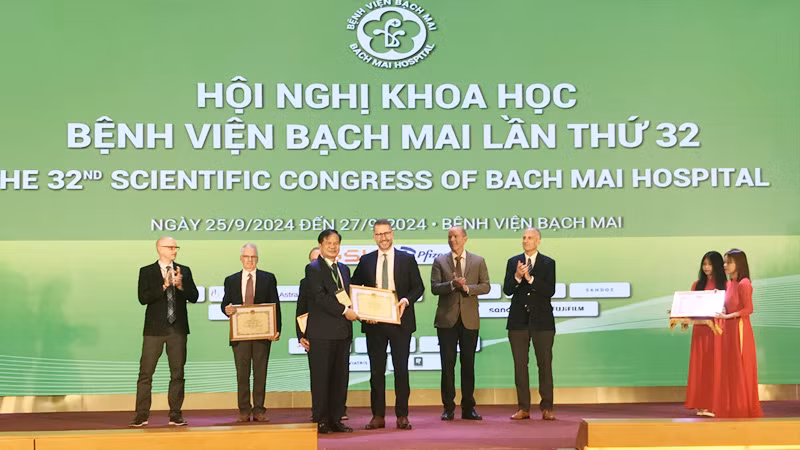 Lãnh đạo Bệnh viện Bạch Mai trao Giấy chứng nhận cho các chuyên gia y tế đến từ Mỹ, Nhật Bản, Thái Lan. Lãnh đạo Bệnh viện Bạch Mai trao Giấy chứng nhận cho các chuyên gia y tế đến từ Mỹ, Nhật Bản, Thái Lan.