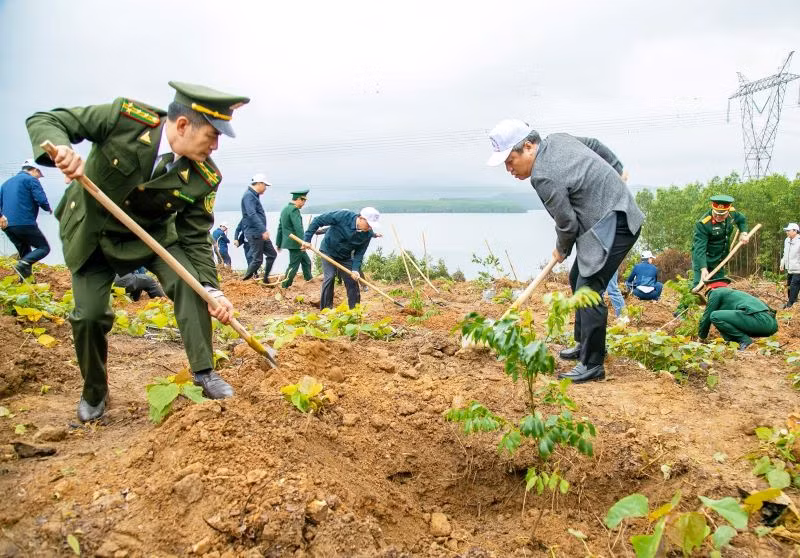 Bí thư Tỉnh ủy Quảng Bình Vũ Đại Thắng cùng các địa biểu trồng cây đầu xuân.
