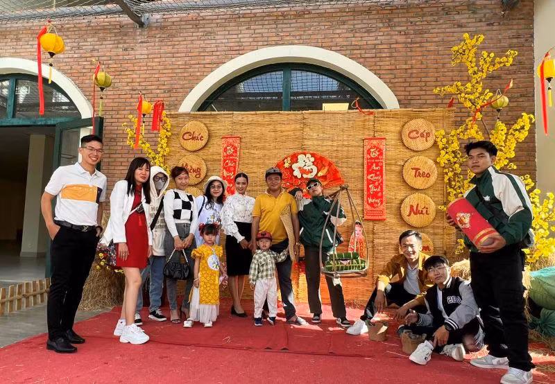 Du khách chụp ảnh lưu niệm. Du khách chụp ảnh lưu niệm.
