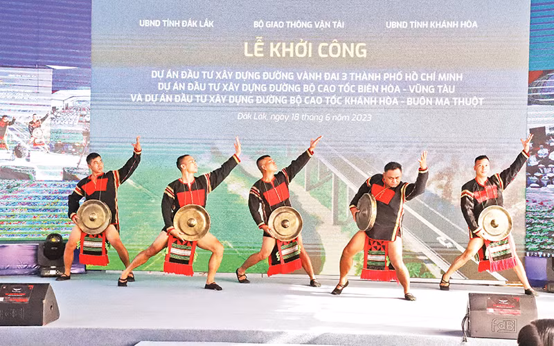 Tiết mục văn nghệ chào mừng khởi công tuyến đường cao tốc của đồng bào Tây Nguyên. Tiết mục văn nghệ chào mừng khởi công tuyến đường cao tốc của đồng bào Tây Nguyên.