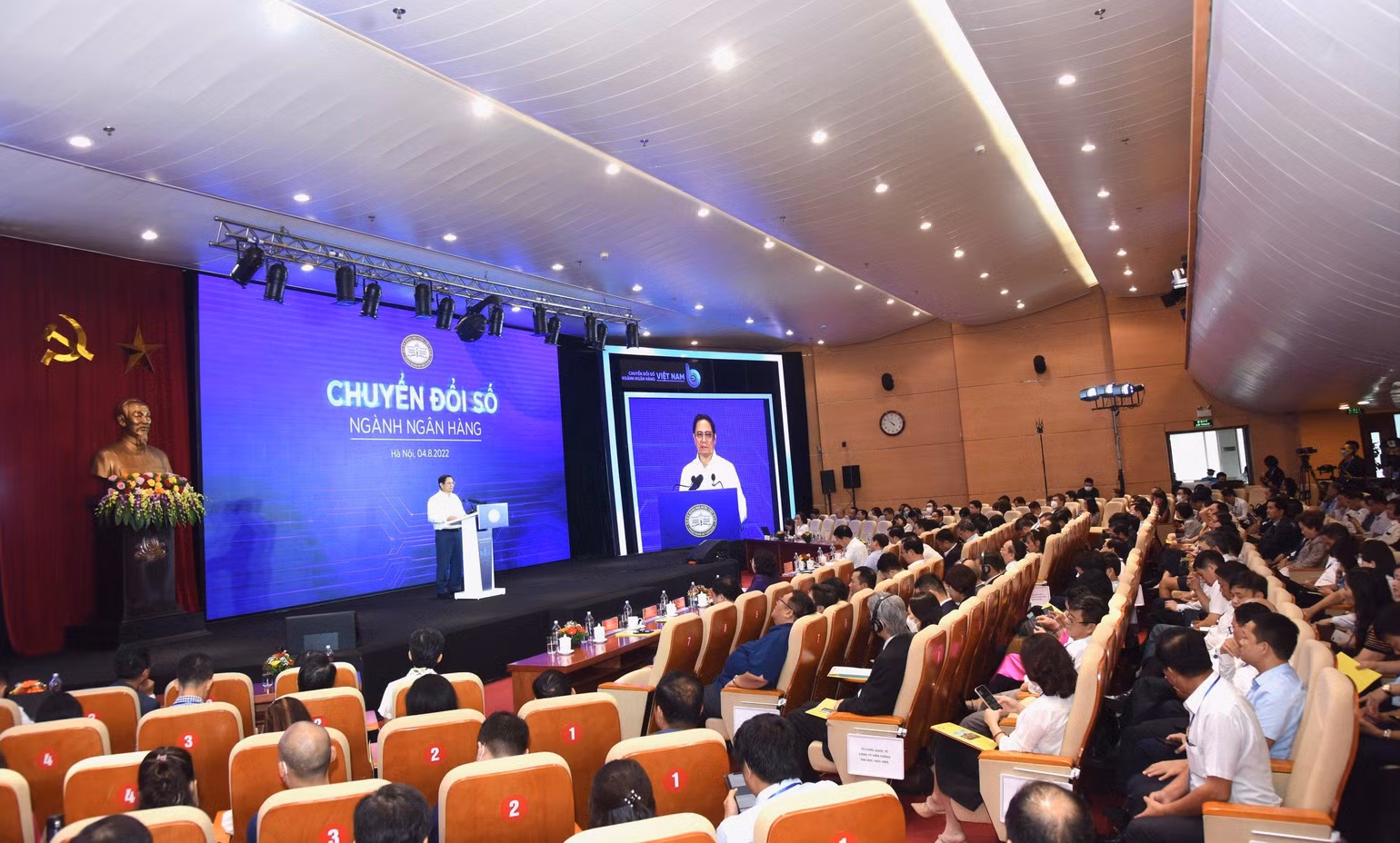 Thủ tướng đề nghị Thống đốc Ngân hàng Nhà nước chỉ đạo toàn ngành ngân hàng chú trọng tập trung làm tốt 3 nhiệm vụ trọng tâm về chuyển đổi số. Thủ tướng đề nghị Thống đốc Ngân hàng Nhà nước chỉ đạo toàn ngành ngân hàng chú trọng tập trung làm tốt 3 nhiệm vụ trọng tâm về chuyển đổi số.