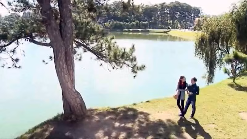 Cảnh trong phim "Tình người xứ hoa".