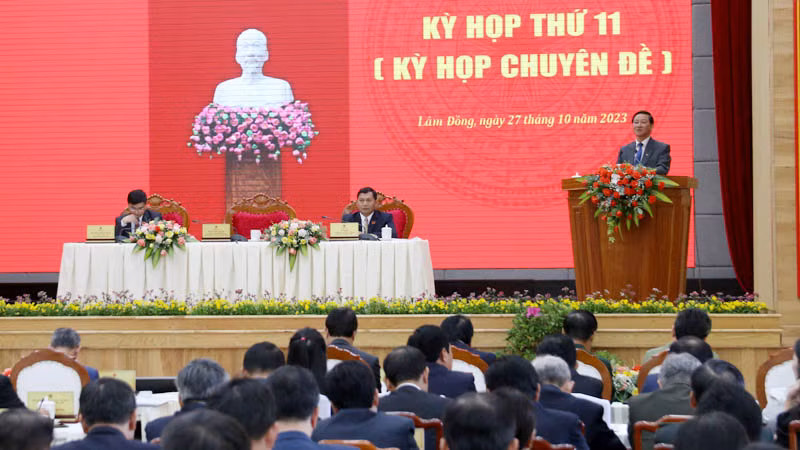 Đồng chí Trần Đức Quận phát biểu khai mạc kỳ họp.
