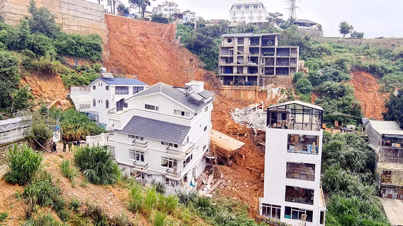 Khu vực xảy ra vụ sạt lở nghiêm trọng vào sáng 29/6. Khu vực xảy ra vụ sạt lở nghiêm trọng vào sáng 29/6.