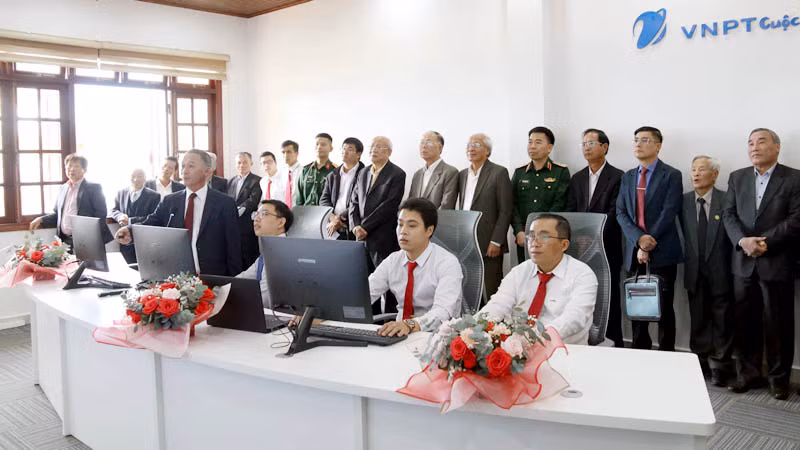 Đại biểu tham quan Trung tâm điều hành thông minh IOC tỉnh Lâm Đồng trong ngày khai trương.