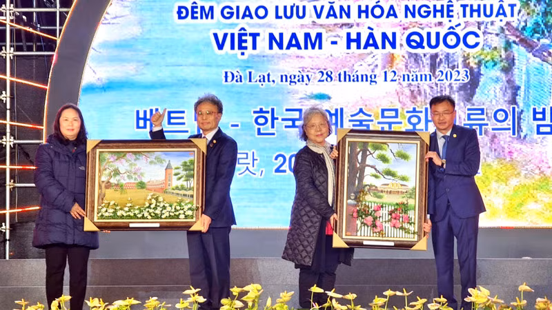 Lãnh đạo thành phố Đà Lạt trao quà tặng đại diện thành phố Chuncheon tại đêm giao lưu.