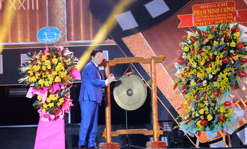 Phó Thủ tướng Chính phủ Trần Hồng Hà đánh cồng khai mạc Liên hoan Phim Việt Nam lần thứ 23.