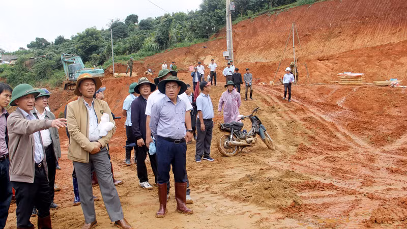 Chủ tịch Ủy ban nhân dân tỉnh Lâm Đồng Trần Văn Hiệp (bìa trái) cùng đoàn công tác của tỉnh kiểm tra hiện trường sụt lún, sạt trượt tại khu vực dự án hồ chứa nước Đông Thanh ngày 3/8. Chủ tịch Ủy ban nhân dân tỉnh Lâm Đồng Trần Văn Hiệp (bìa trái) cùng đoàn công tác của tỉnh kiểm tra hiện trường sụt lún, sạt trượt tại khu vực dự án hồ chứa nước Đông Thanh ngày 3/8.