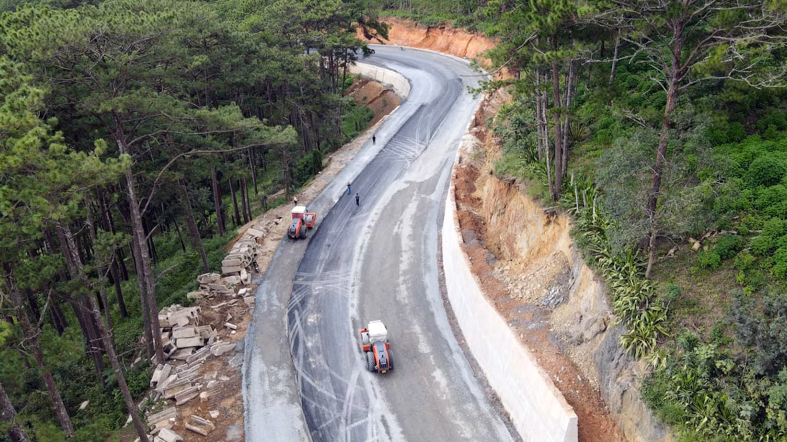 Một đoạn trên tuyến đèo Prenn đang được hoàn thiện. Một đoạn trên tuyến đèo Prenn đang được hoàn thiện.