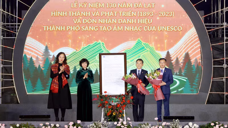 Đại diện UNESCO tại Việt Nam trao thư của Tổng Giám đốc UNESCO xác nhận Đà Lạt chính thức gia nhập “Mạng lưới các thành phố sáng tạo của UNESCO trong lĩnh vực âm nhạc”. Đại diện UNESCO tại Việt Nam trao thư của Tổng Giám đốc UNESCO xác nhận Đà Lạt chính thức gia nhập “Mạng lưới các thành phố sáng tạo của UNESCO trong lĩnh vực âm nhạc”.