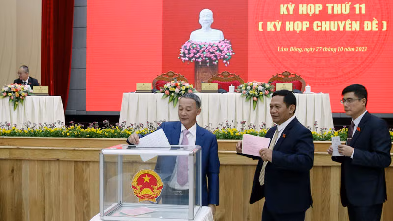 Đồng chí Trần Văn Hiệp bỏ phiếu tín nhiệm đối với những chức danh do HĐND tỉnh bầu.