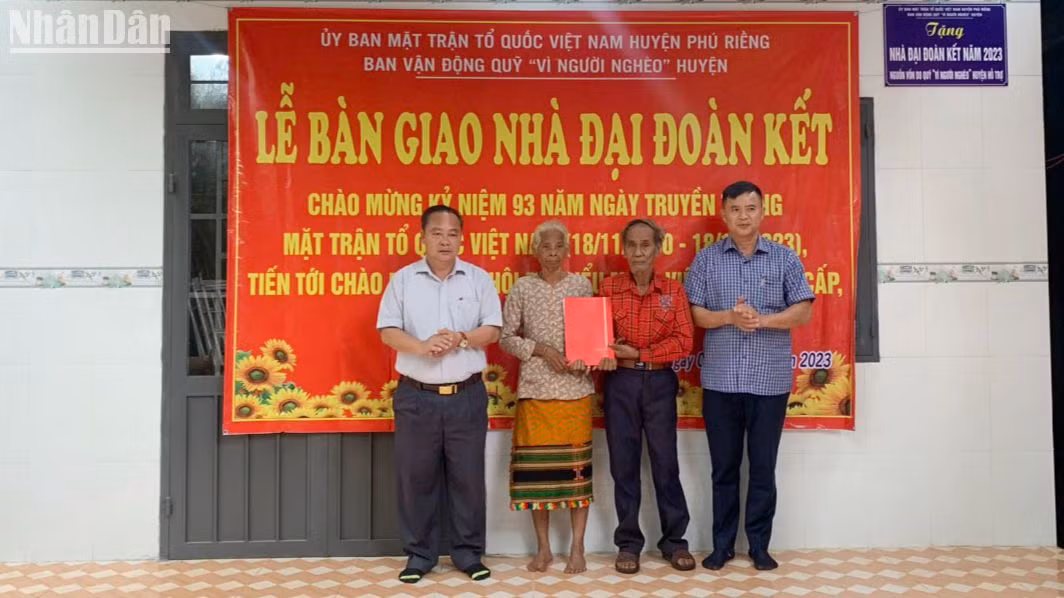 Gia đình ông Điểu Mát ở thôn Bình Trung, xã Phước Tân, huyện Phú Riềng vui mừng đón nhận căn nhà mới. Gia đình ông Điểu Mát ở thôn Bình Trung, xã Phước Tân, huyện Phú Riềng vui mừng đón nhận căn nhà mới.