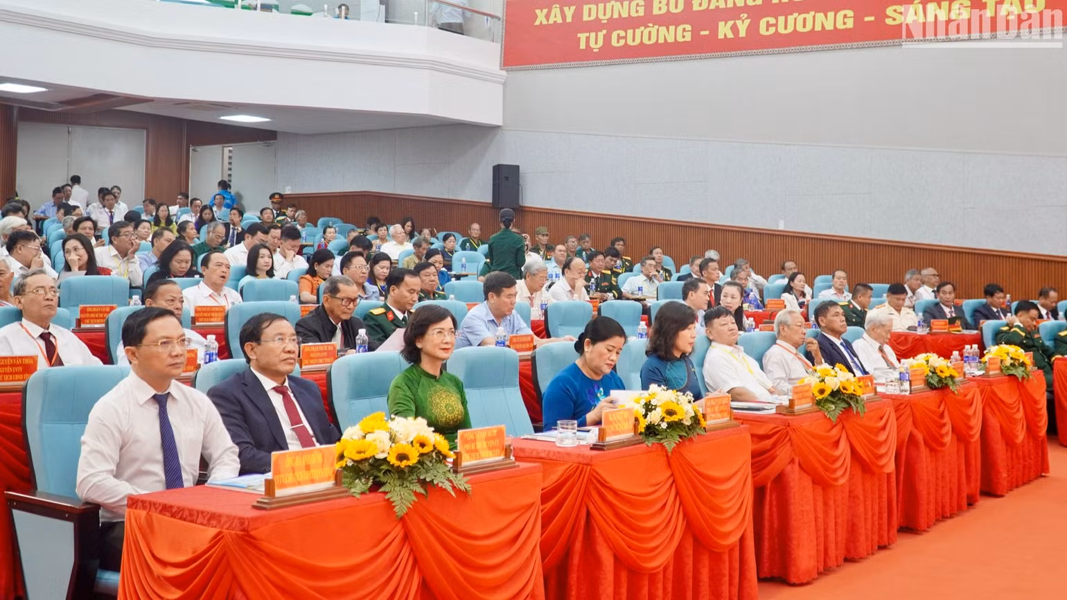 Các đại biểu về dự lễ kỷ niệm Các đại biểu về dự lễ kỷ niệm