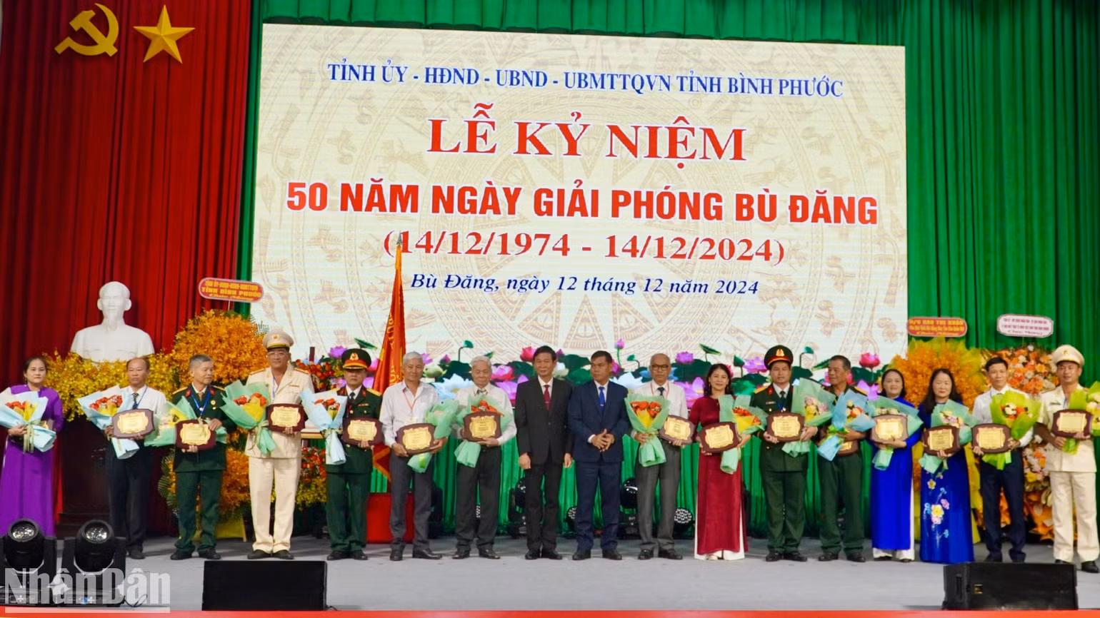 Bù Đăng biểu dương những công dân có thành tích xuất sắc, tiêu biểu trên các lĩnh vực Bù Đăng biểu dương những công dân có thành tích xuất sắc, tiêu biểu trên các lĩnh vực