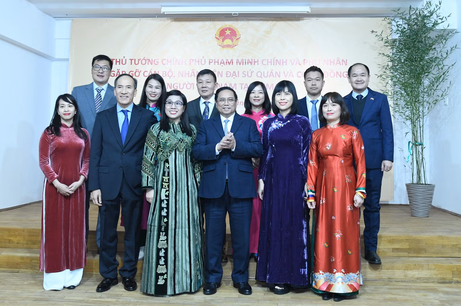 Thủ tướng Phạm Minh Chính và Phu nhân chụp ảnh lưu niệm với cán bộ, nhân viên Đại sứ quán Việt Nam tại Romania. (Ảnh: THANH GIANG)
