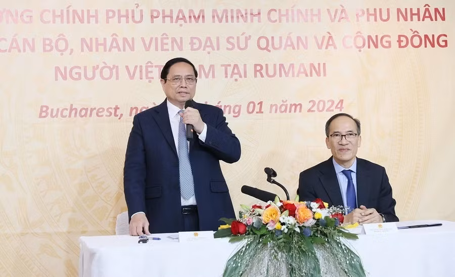 Thủ tướng Phạm Minh Chính phát biểu tại buổi gặp gỡ cán bộ, nhân viên Đại sứ quán và đại diện cộng đồng người Việt Nam ở Romania. (Ảnh: Dương Giang/TTXVN)