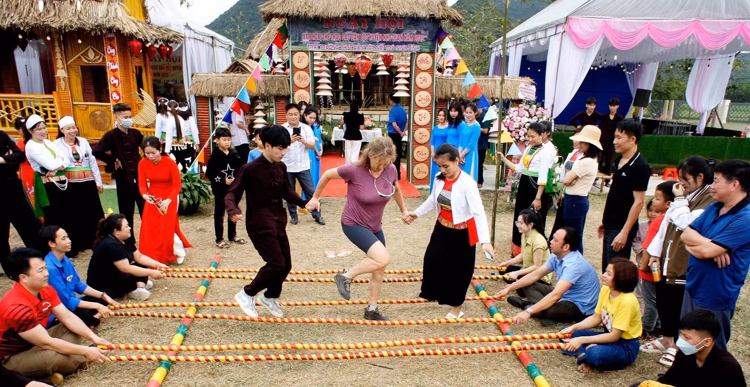 Du khách trong và ngoài nước tham gia các hoạt động trải nghiệm văn hóa bản địa tại Ngày hội văn hóa thể thao các dân tộc huyện Nho Quan (tỉnh Ninh Bình) năm 2023. (Ảnh: ANH TUẤN) Du khách trong và ngoài nước tham gia các hoạt động trải nghiệm văn hóa bản địa tại Ngày hội văn hóa thể thao các dân tộc huyện Nho Quan (tỉnh Ninh Bình) năm 2023. (Ảnh: ANH TUẤN)
