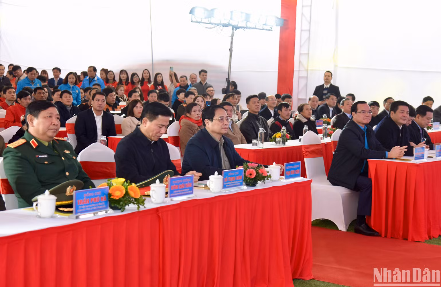 Thủ tướng Phạm Minh Chính và các đồng chí Lãnh đạo Đảng, Nhà nước tham dự chương trình.