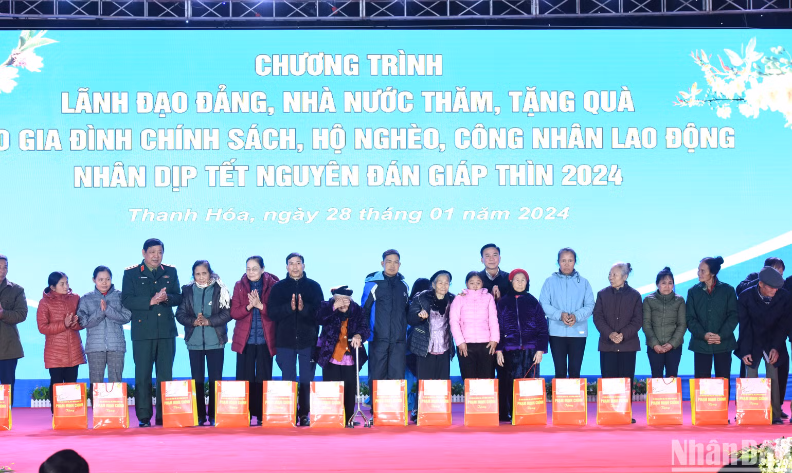 Đại diện lãnh đạo các bộ tặng quà cho người có hoàn cảnh khó khăn tỉnh Thanh Hóa.