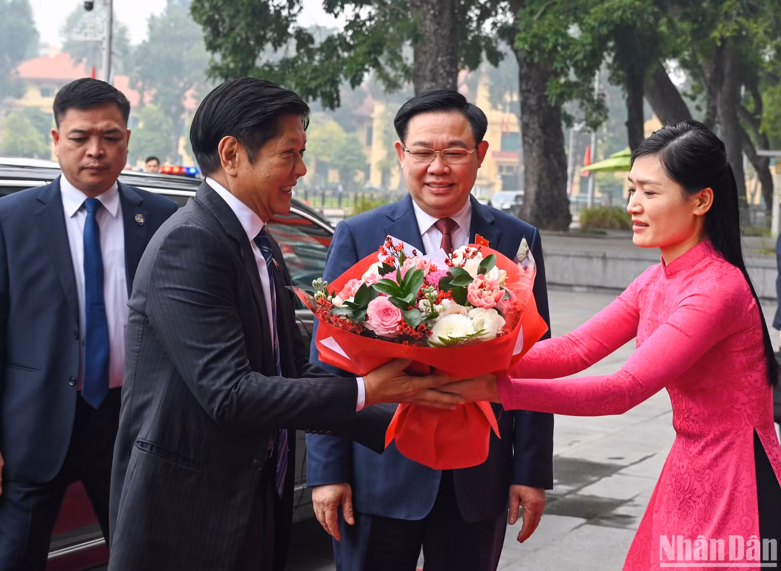 Nhân viên Văn phòng Quốc hội tặng hoa chào mừng Tổng thống Philippines. Nhân viên Văn phòng Quốc hội tặng hoa chào mừng Tổng thống Philippines.