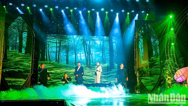 Một tiết mục thi hát trích đoạn cải lương tại đêm chung kết đăng quang. Một tiết mục thi hát trích đoạn cải lương tại đêm chung kết đăng quang.