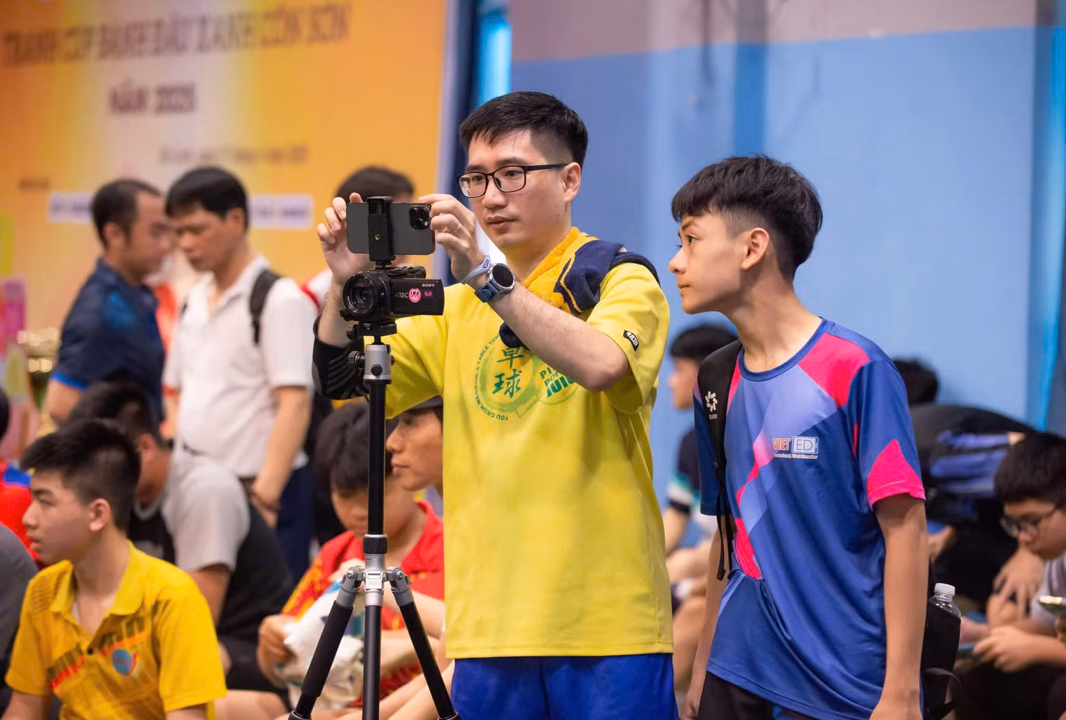Vận động viên Nguyễn Tùng Lâm thực hiện các động tác kỹ thuật livestream trận đấu của đội nhà Times City để lan tỏa tình yêu bóng bàn tới công chúng.