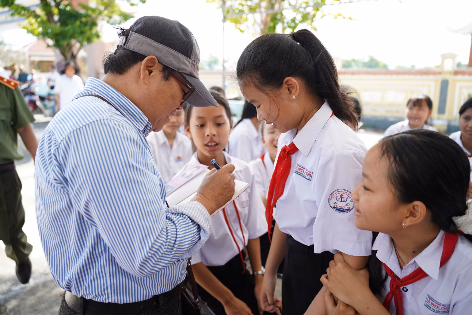 Các em học sinh trường THPT Nguyễn Thái Bình, huyện Thăng Bình, tỉnh Quảng Nam háo hức xin chữ ký các tác giả của cuốn sách.