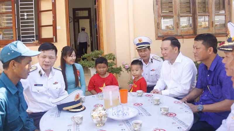 Đoàn công tác của Quân chủng Hải Quân phối hợp các đơn vị doanh nghiệp Trung ương thăm các hộ gia đình sinh sống trên đảo Đá Tây A (Quần đảo Trường Sa).