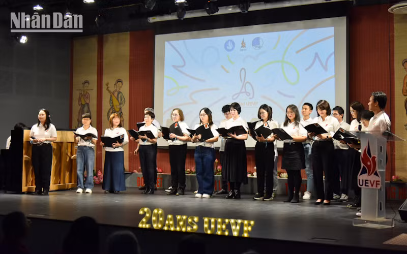 Một số tiết mục văn nghệ đặc sắc do các bạn trẻ thành viên UEVF đầy năng động biểu diễn trong đêm gala. (Ảnh: MINH DUY) Một số tiết mục văn nghệ đặc sắc do các bạn trẻ thành viên UEVF đầy năng động biểu diễn trong đêm gala. (Ảnh: MINH DUY)