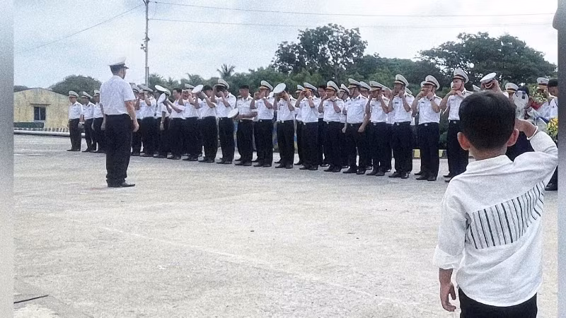 Một hình ảnh đầy kỷ niệm của con trai anh, chị nơi cầu cảng. Một hình ảnh đầy kỷ niệm của con trai anh, chị nơi cầu cảng.